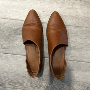 Camel slip ins with outer foot cut out